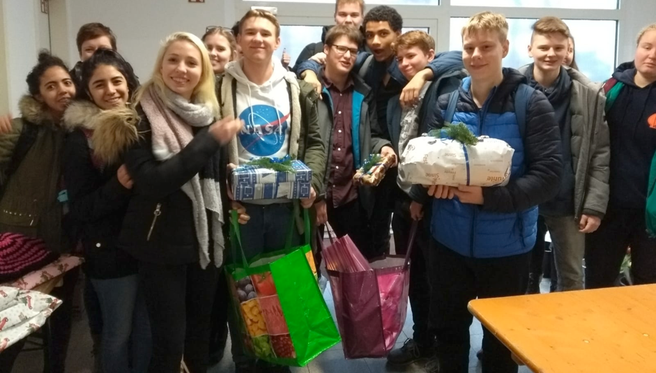 Schüler der Peter-Joseph-Lenné-Gesamtschule bringen Weihnachtsgeschenke