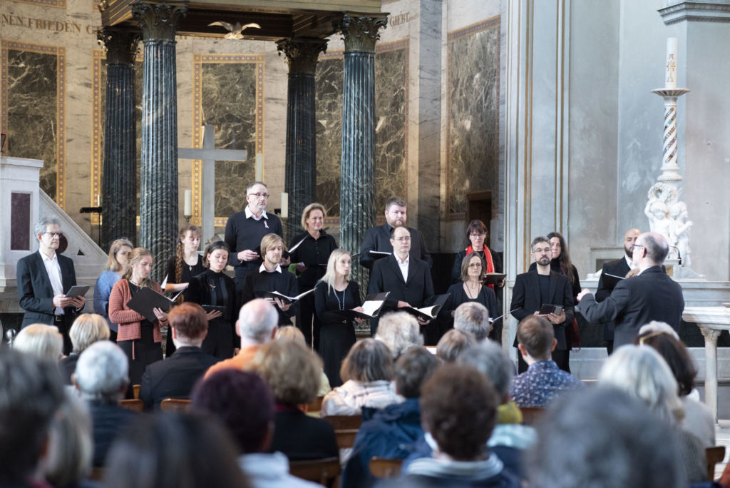 Der Kammerchor des ChorWerkes Potsdam wird am 12. Juli gemeinsam mit dem Kammerchor I Vocalisti bei einem Benefizkonzert in der Friedenskirche auftreten.