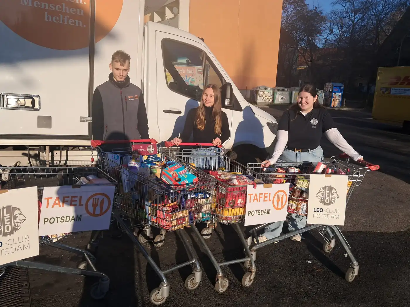 Vier volle Einkaufswagen waren das Ergebnis der jüngsten Aktion der Leos.
<br>Foto: privat