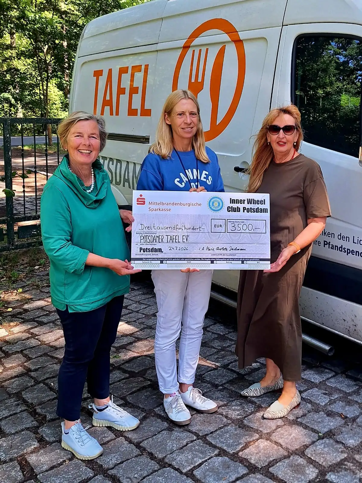 Bei der Spendenübergabe (von links): Regina Ebert, Imke Georgiew und Clubsekretärin Christine Blümlein. <br>Foto: Tafel Potsdam
