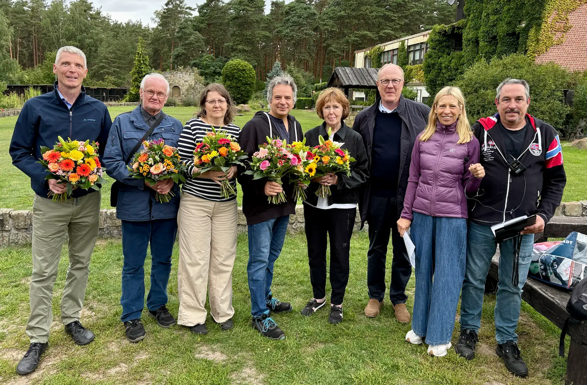 Die Geehrten (von links): Ulrich Boyer (fünf Jahre Vorstand), Wolfgang Hermann (zehn Jahre Team Donnerstag), Solveig Liebig (zehn Jahre Team Samstag), Erhard Richter (zehn Jahre Team Samstag), Angelika Richter (zehn Jahre Team Samstag), Johannes Wegner (30 Jahre Vorstand). Daneben Geschäftsführerin Imke Georgiew und Ausgabestellenleiter Robert Hedram. <br>Foto: Ingo Henseke